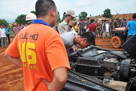 Mãn nhãn với màn đua ô tô địa hình giữa lòng Hà Nội